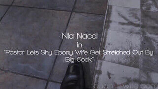 Nia Nacci élvezi a fehér rúdat