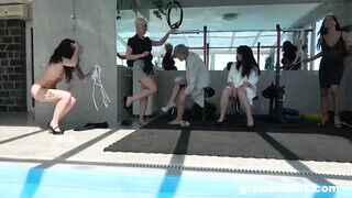 Idős nők medencés orgiája