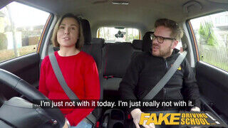 Fake Driving School hétköznapi lány csattogó csöcsökkel
