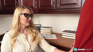 Vadító 40-es Julia Robbie és a tinédzser csóka