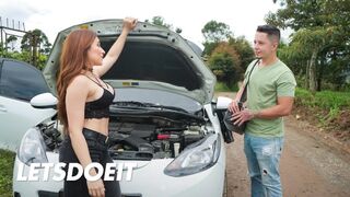 Forró latina milf Leela Moon megreszeli a szerelőjét