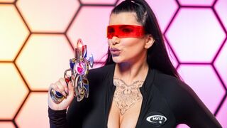 Romi Rain meghágja az idegen fajtát az emberiség védelméért!