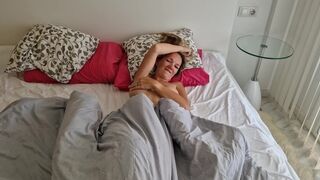 Bombázó srác szétkúrja a haver feleségét, miután az lelépett, és pov videót készít neki