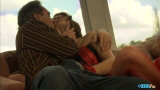 Forróság a kanapén – parázs pásztoróra a barna hajú milf-fel