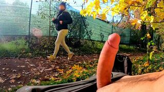 Parki faszvillantás: egy szemérmetlen milf nem bírt ellenállni egy durva mellkasbaszásnak