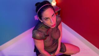 Lana cohen milf bassza magát dildóval, miközben seggdugót visel