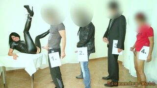 A ondó parti! korlátlan döngölés a latexból készült szajhával!