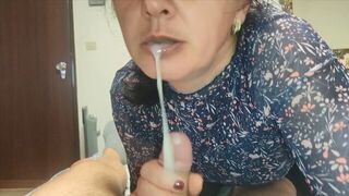 Ne mondd el senkinek! kívánatos milf nevelő anya szopással segít a nevelő fiának és szájába élvez