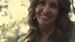 Csábos idős milf parkőr baszik egy tini túrázóval - roxy, a parkőr