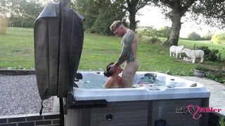 Bájos kinti légyott a forró jacuzziban egy buja hétvégén