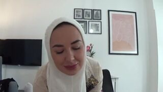 Szenvedélyes egyiptomi milf megcsalja férjét a kollégájával egy vad döngölés közben