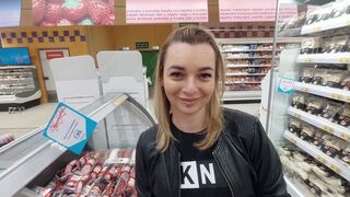 Bevásárlás közben találkoztam vele, orál a nyilvános wc-ben, és lenyeli a bazinagy spriccet