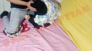 Bűbájos arab milf-et megreszeli a tini srác, és kétszer is telelövi a hijabban