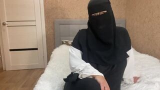 Csábító arab milf kéjelgő utasításokat ad nevelő fiának