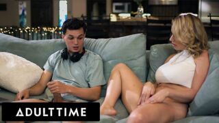 Adult Time exkluzív - Bűbájos MILF elkapja mostohafiát peckezés közben és csatlakozik hozzá