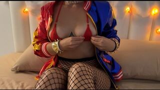 Ufo szexel bele a csábos harley quinnbe piros mikro bikiniben minden lyukba