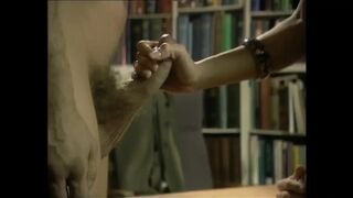 Arcra ülő dominatrix öklözi a rabszolga kufferjét miközben megrépázza