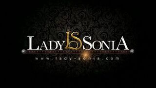 Lady Sonia megmutatja a brit MILF csábítását egy zsenge pipi előtt kötözős jelenetben