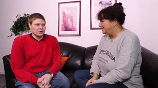 Vörös hajú milf termetes mellekkel cumizza a hímvesszőt és hagyja hogy keményen megdugják