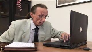 Cafka MILF titkárnő lecummantja ki a mocskos főnökét